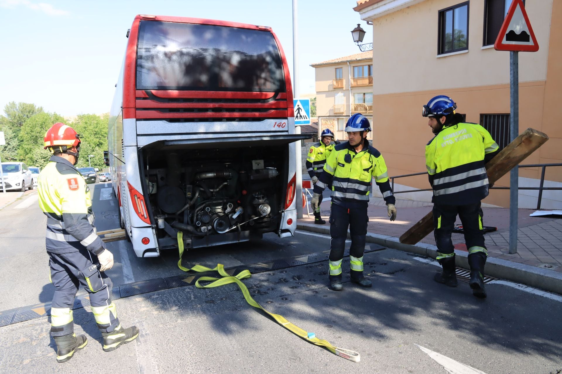 Fotos de la intervención de los bomberos para liberar un autobús