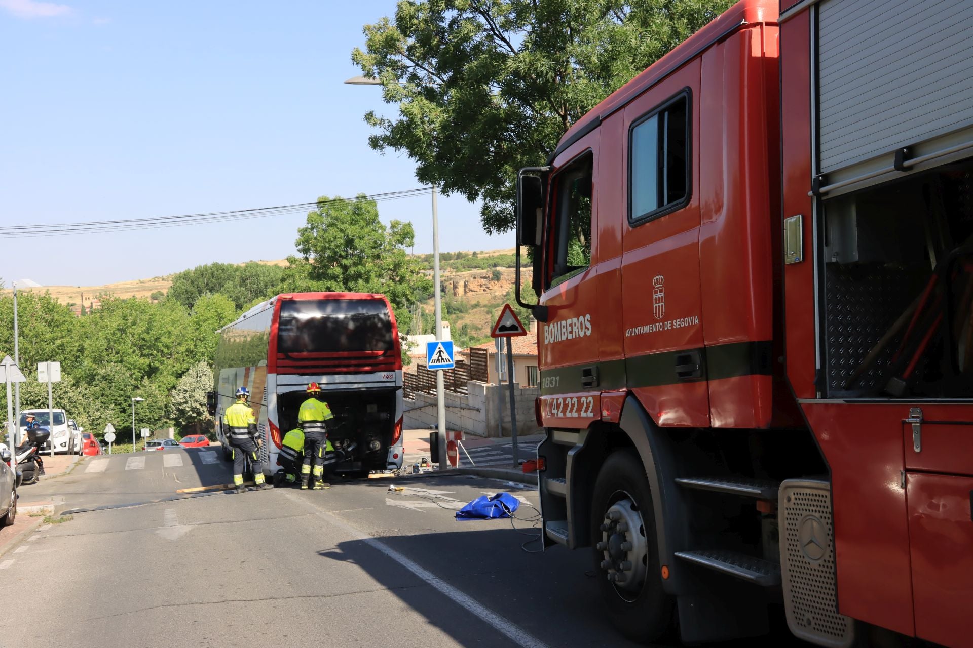 Fotos de la intervención de los bomberos para liberar un autobús