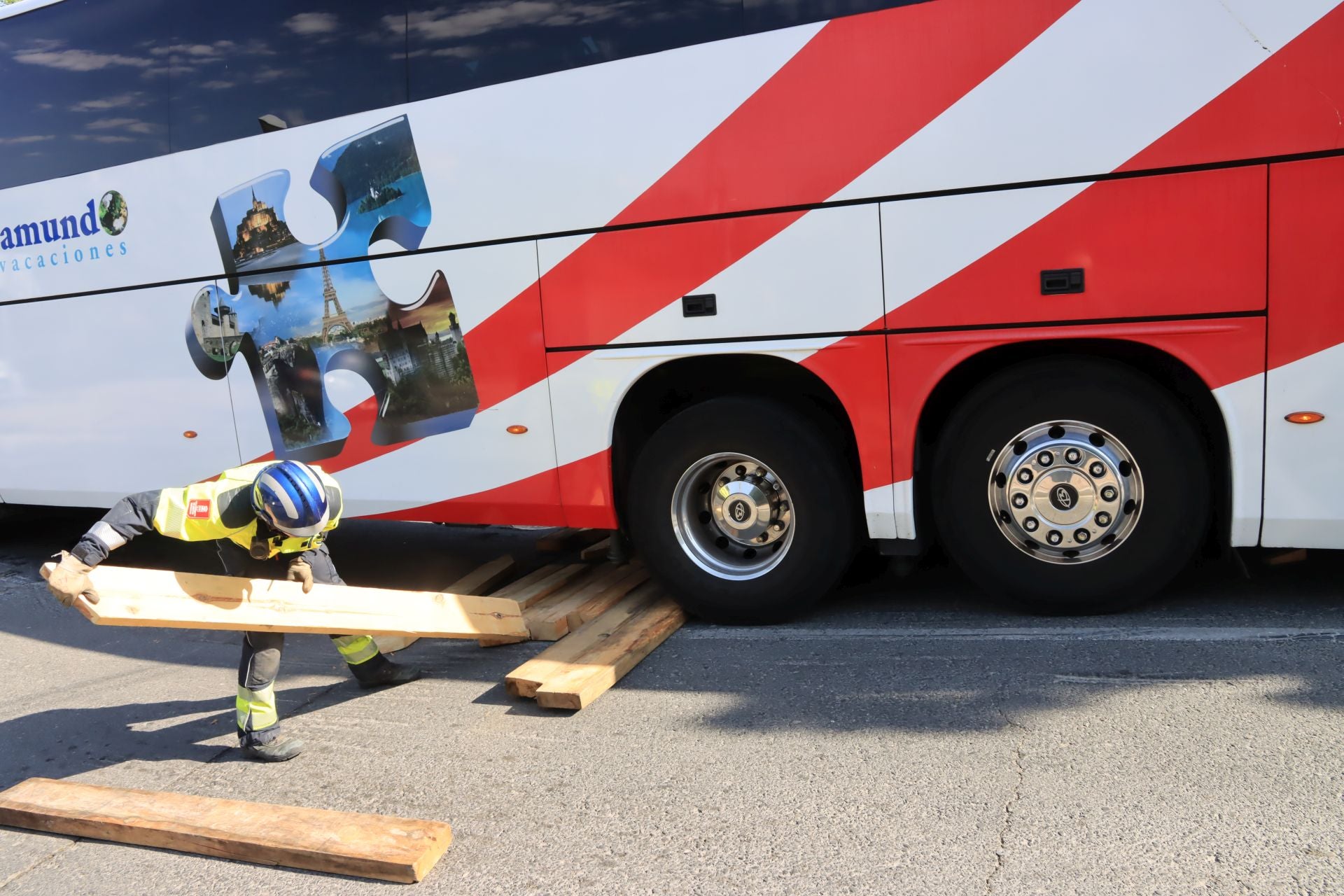 Fotos de la intervención de los bomberos para liberar un autobús