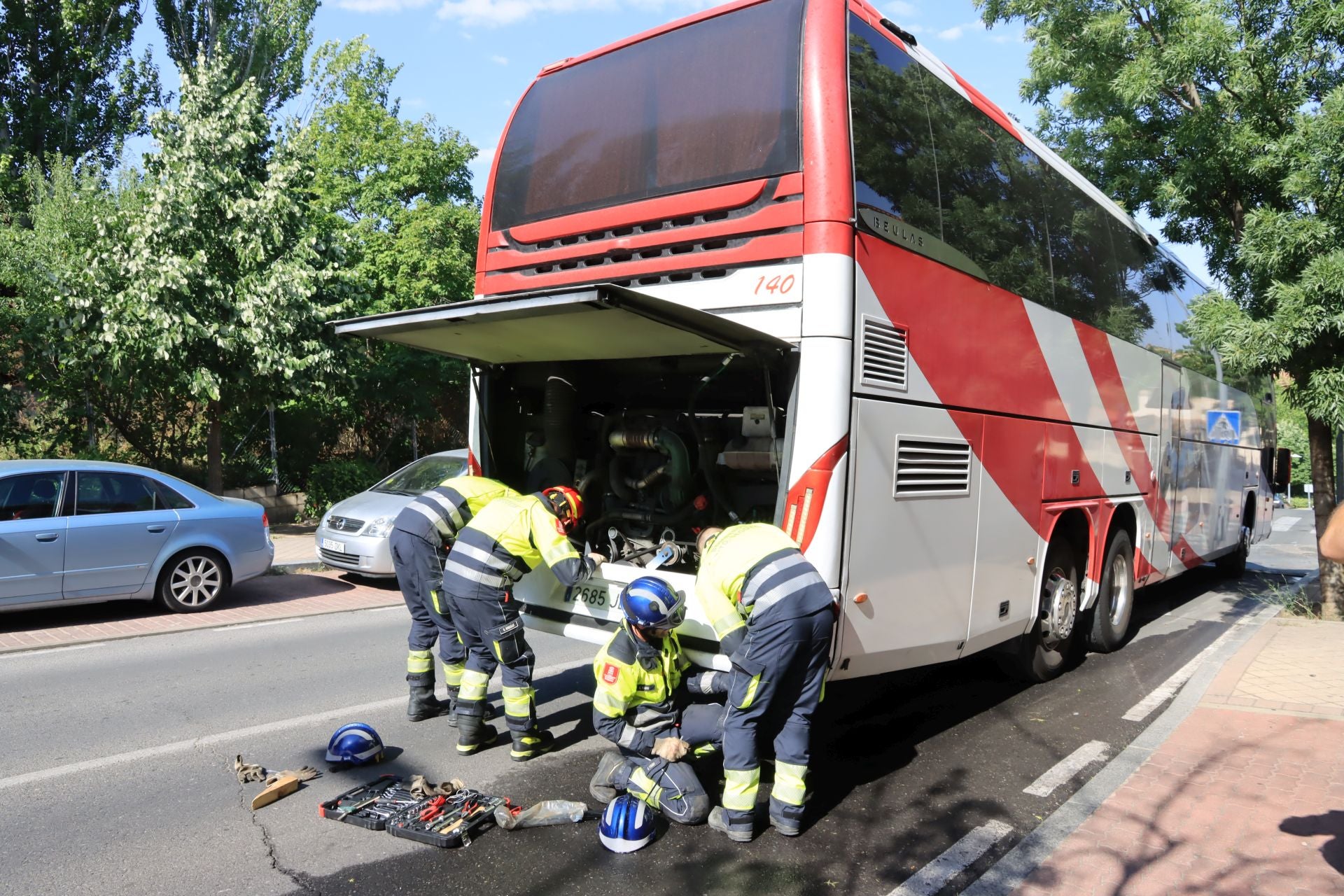 Fotos de la intervención de los bomberos para liberar un autobús