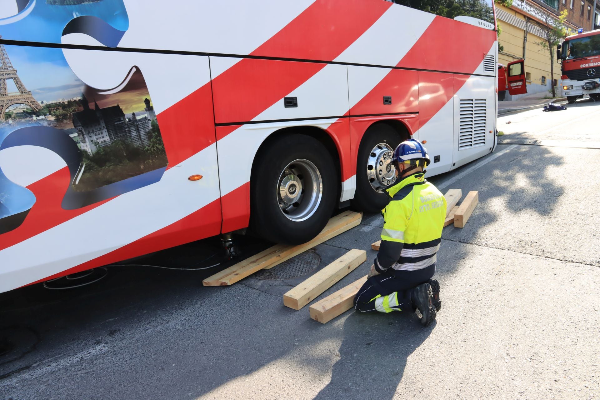 Fotos de la intervención de los bomberos para liberar un autobús