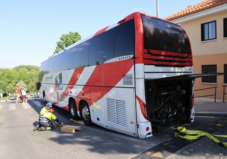 Bomberos calzan el autobús en la calle Jerónimo de Aliaga.