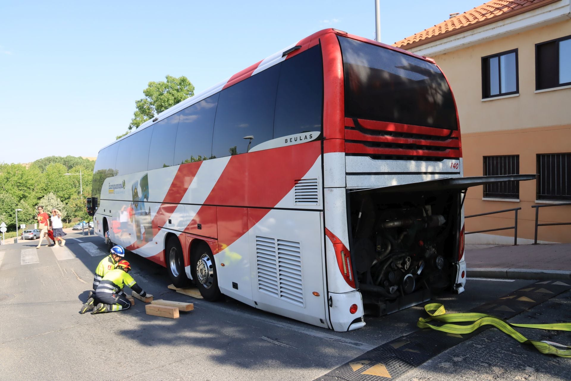 Fotos de la intervención de los bomberos para liberar un autobús