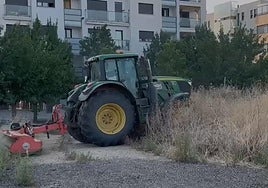 Labores de desbroce con un tractor este sábado en Pinar de Jalón.