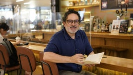 Adolfo Arranz, dibujando en un café en Hong Kong.