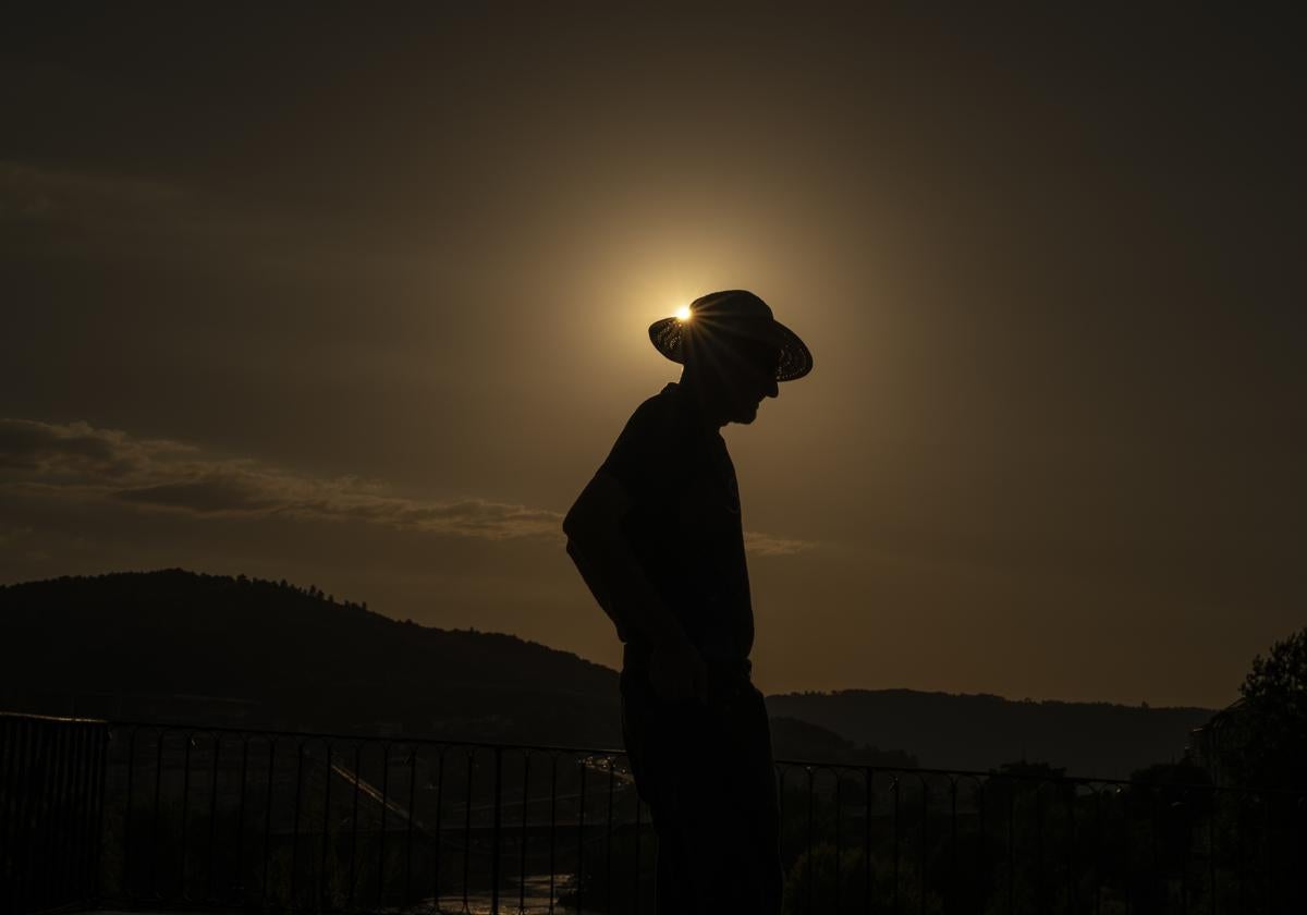 Un hombre pasea bajo los rayos de sol.