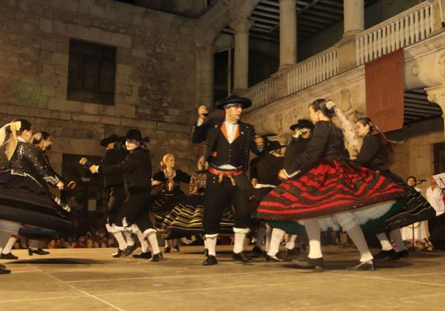 Danzantes durante la interpretación de una jota en el festival que tuvo lugar en el Castillo de Cuéllar.