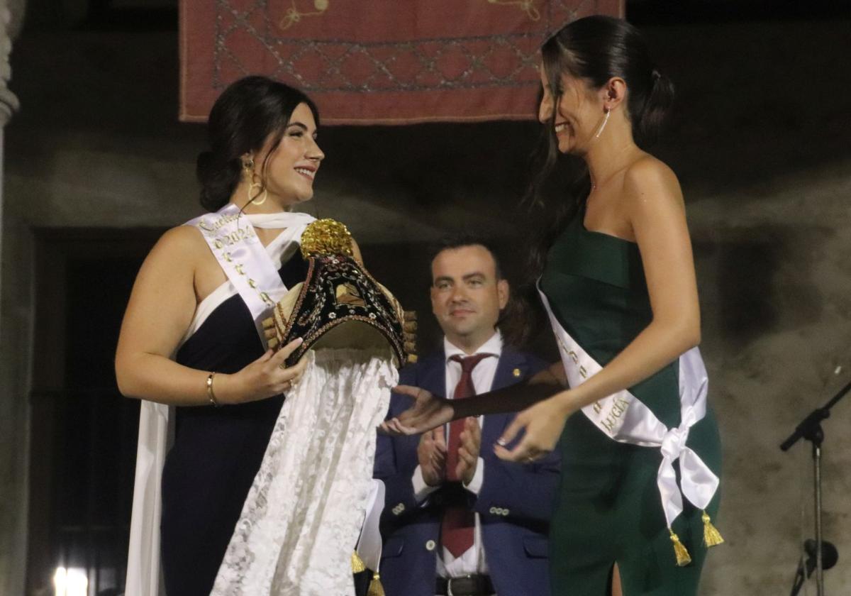 Jimena del Val (izq.) recoge la montera de Corregidora de las Fiestas de Cuéllar de manos de su predecesora, Lucía Polo.