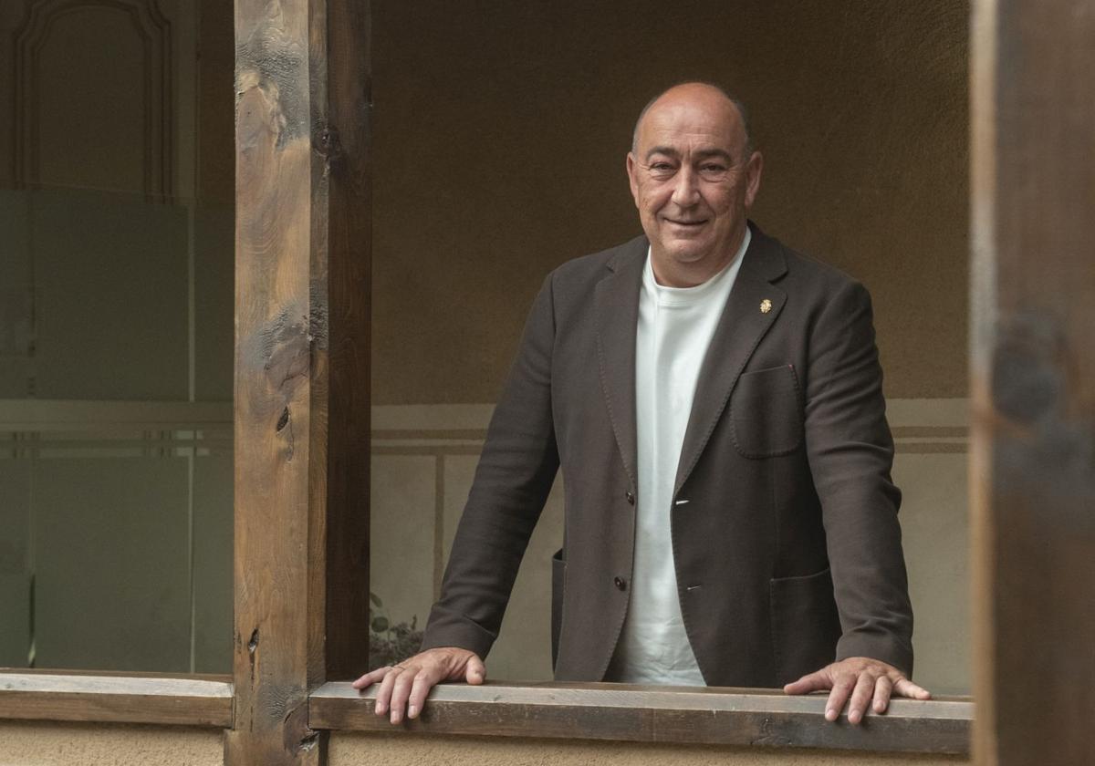 Miguel Ángel de Vicente posa asomado en el patio de columnas de la Diputación de Segovia.