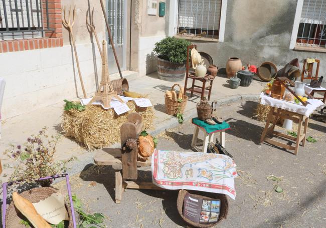 Exposición de utensilios antiguos por las calles de Cobos de Cerrato.
