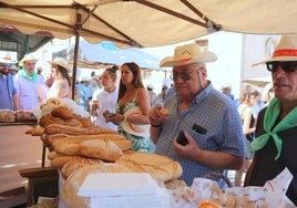 Cobos de Cerrato se vuelca con la Feria del Pan