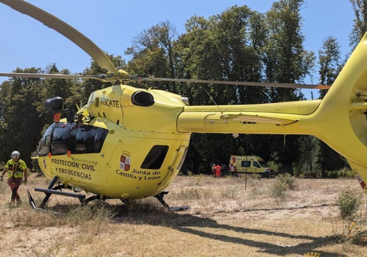 El helicóptero de rescate aterriza en el campo de polo de La Granja, donde esperaba este sábado una ambulancia para evacuar a la herida.