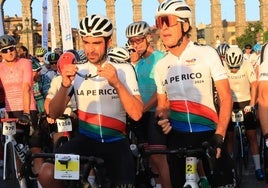 Alberto Contador (izq.) se coloca las gafas, junto a Pedro Delgado, en la línea de salida de la marcha, este domingo, en Segovia