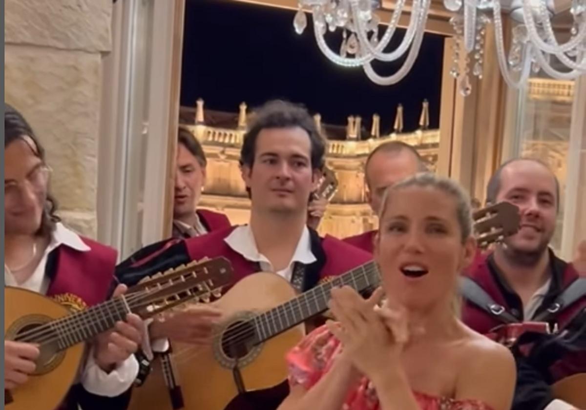 La tuna de Salamanca ronda a Elsa Pataky en la Plaza Mayor