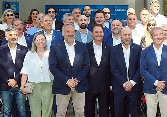 Carlos Pollán (6i) durante la celebración del Día de León en la Feria de Gijón.