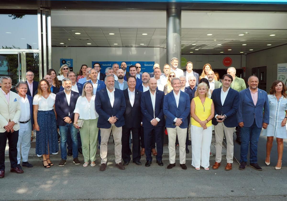 Carlos Pollán (6i) durante la celebración del Día de León en la Feria de Gijón.