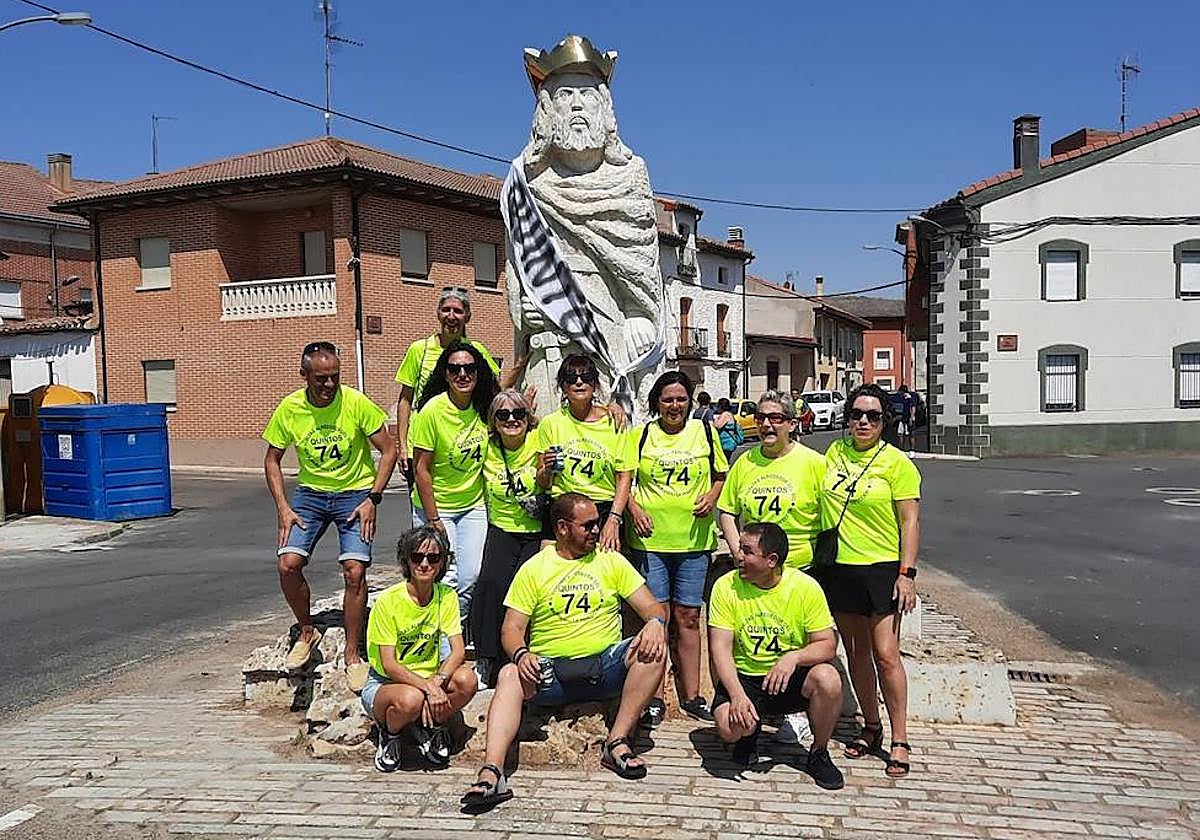 Los quintos de 1974 junto a la estatua del Rey Wamba donde colocaron una placa