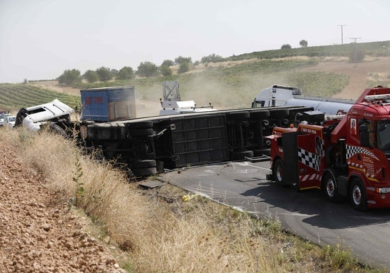 Una de las dos grúas que han intervenido en retirar el camión volcado preparándose para comenzar los trabajos de retirada del vehículo accidentado.