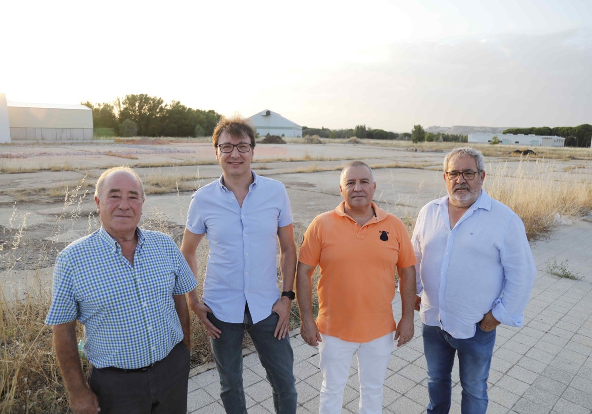 (de izquierda a derecha) José Luis Posac (UC), Tomás Veganzones (PSOE), Moisés Sánchez (VOX) y Javier Herrera (presidente de Aempe) en los terrenos de la antigua azucarera donde quiere instalarse la planta vidriera.