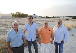 (de izquierda a derecha) José Luis Posac (UC), Tomás Veganzones (PSOE), Moisés Sánchez (VOX) y Javier Herrera (presidente de Aempe) en los terrenos de la antigua azucarera donde quiere instalarse la planta vidriera.