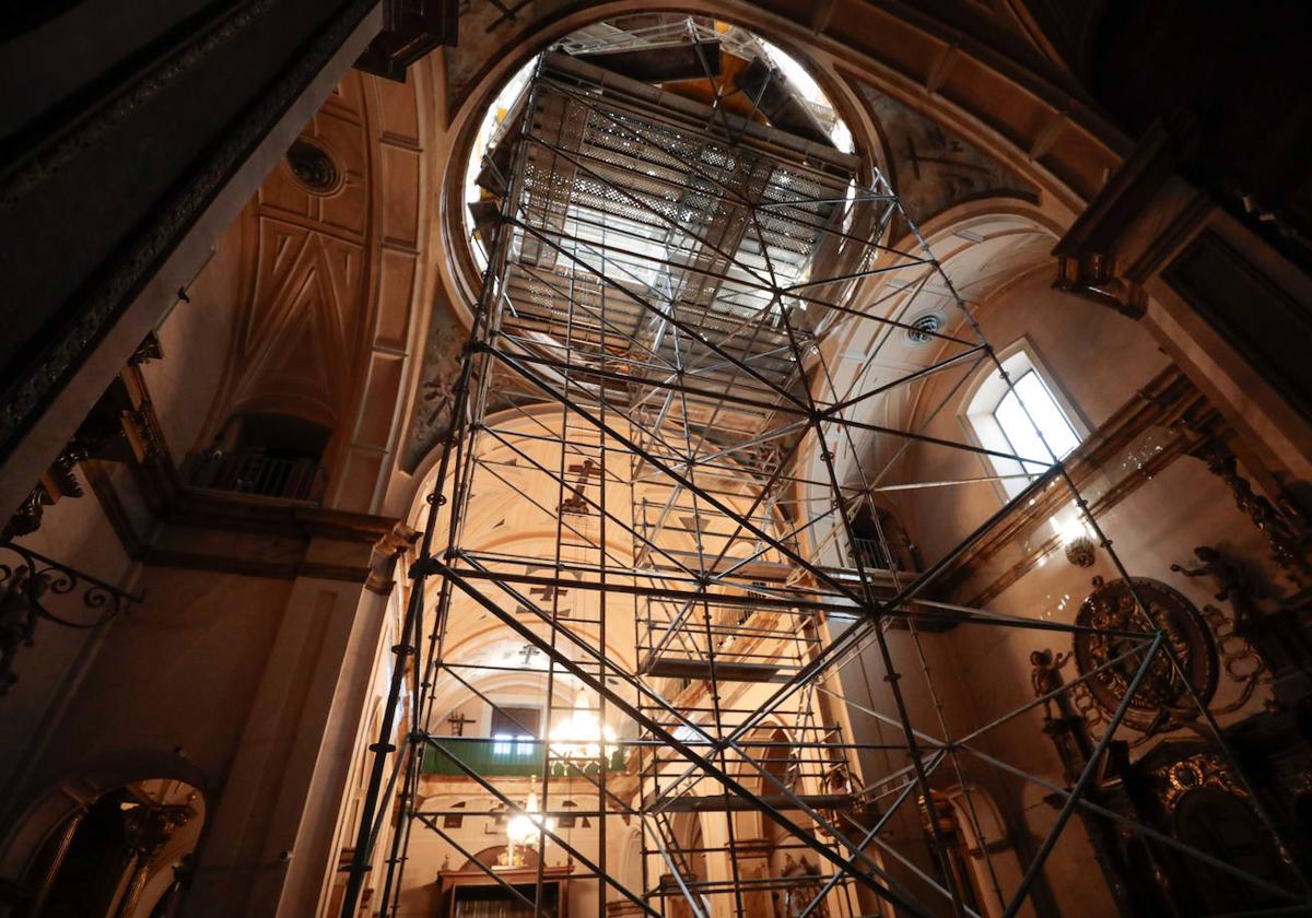 Andamio montado en el interior de la Iglesia de la Vera Cruz.