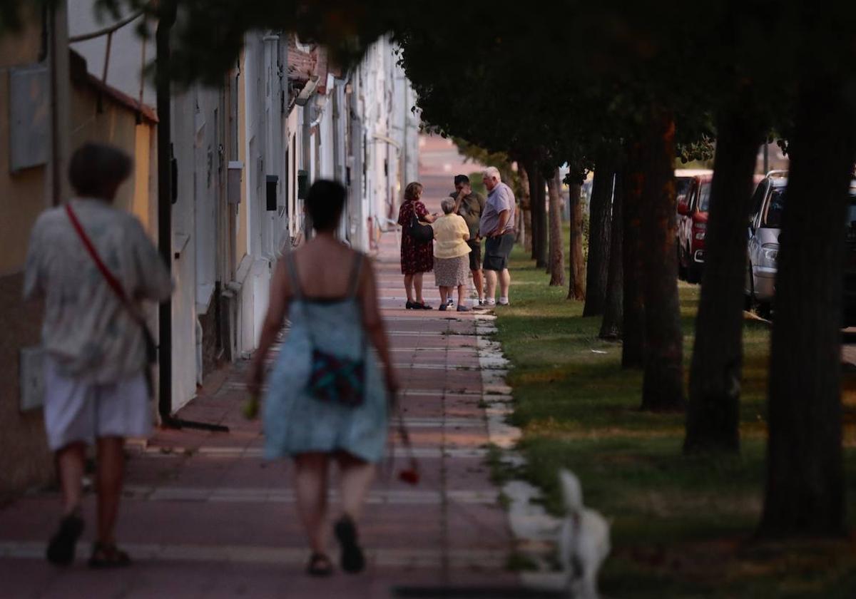 Vecinos del barrio de Girón disfrutan de un paseo al atardecer.