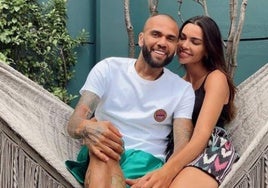 Alves y Joana mantienen viva su relación.