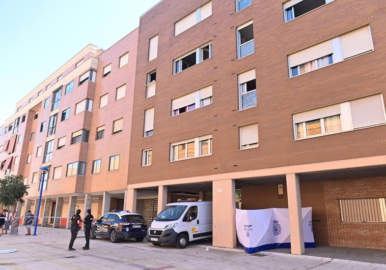 Los servicios forenses antes de sacar el cuerpo sin vida de Mónica de su casa en la calle Sisón.