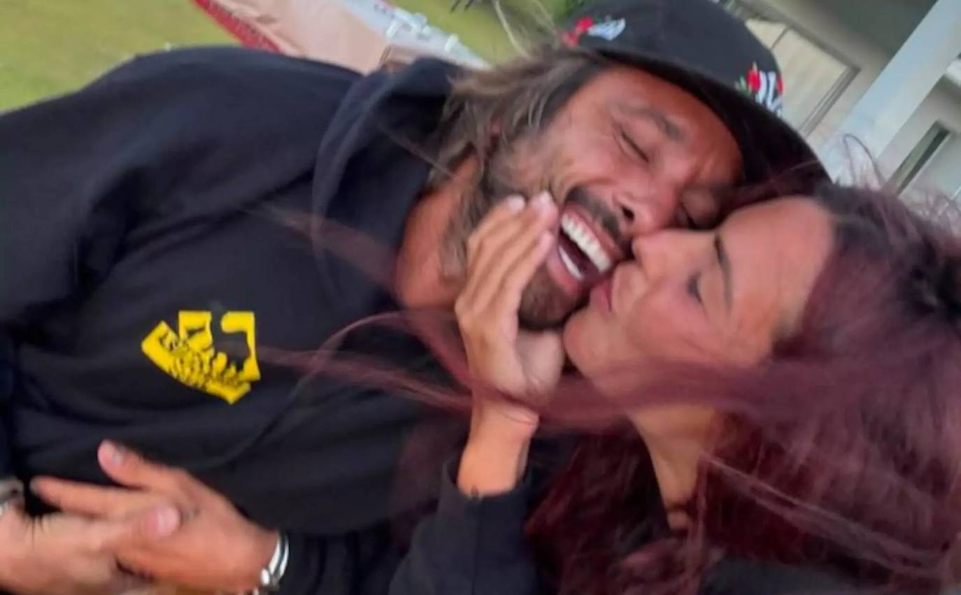 Laura Matamoros besa a Antonio Revilla.