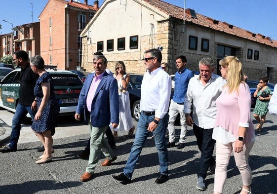 José Luis Sanz Merino (3º por la izquierda), en la visita de este lunes a Cantalejo.