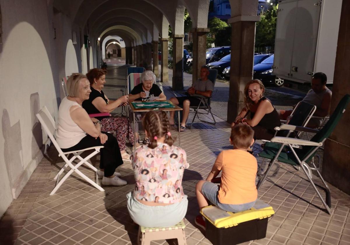 Un grupo de vecinos de Girón, de tertulia nocturna durante estas jornadas de calor en Valladolid.