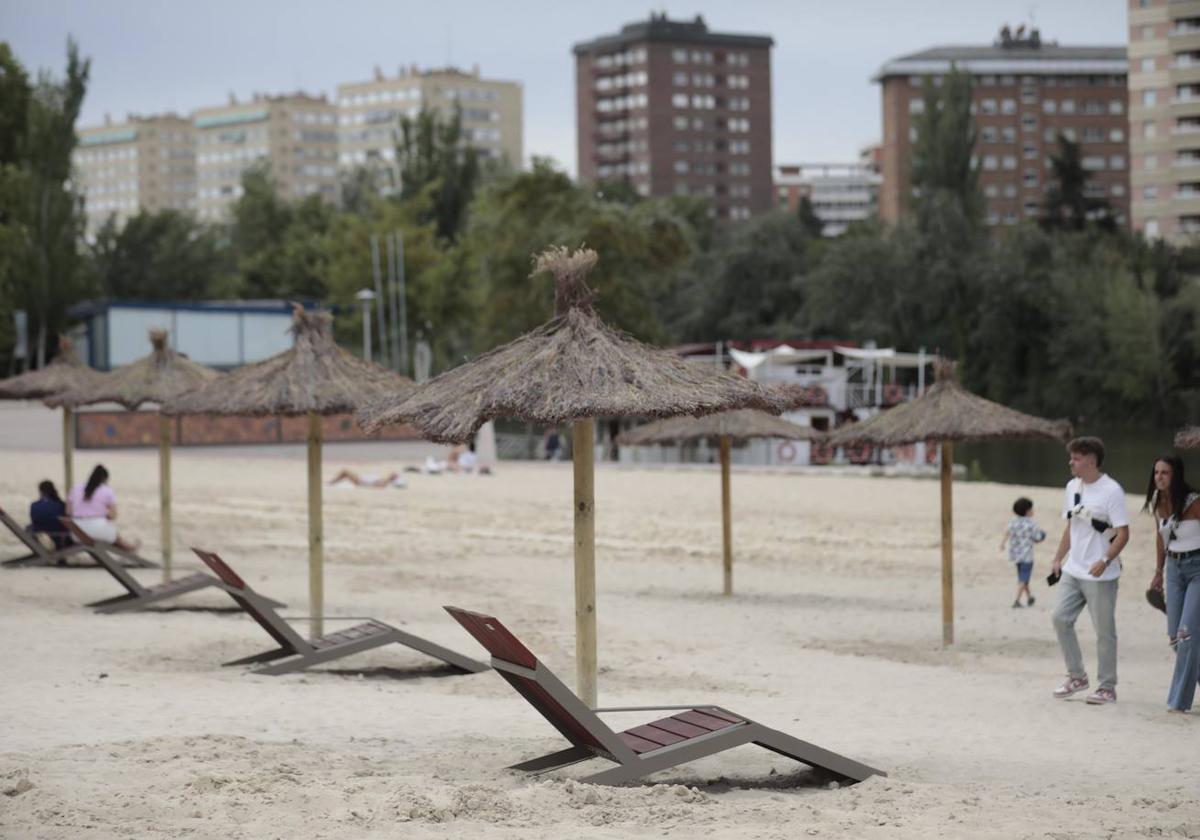 Nuevas tumbonas instaladas en la playa de Las Moreras