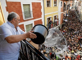 Julio Para lanzando un cubo de agua en el Chúndara