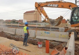 Una excavadora trabaja en la obra promovida por Adif, este martes en el Camino Viejo de Husillos.