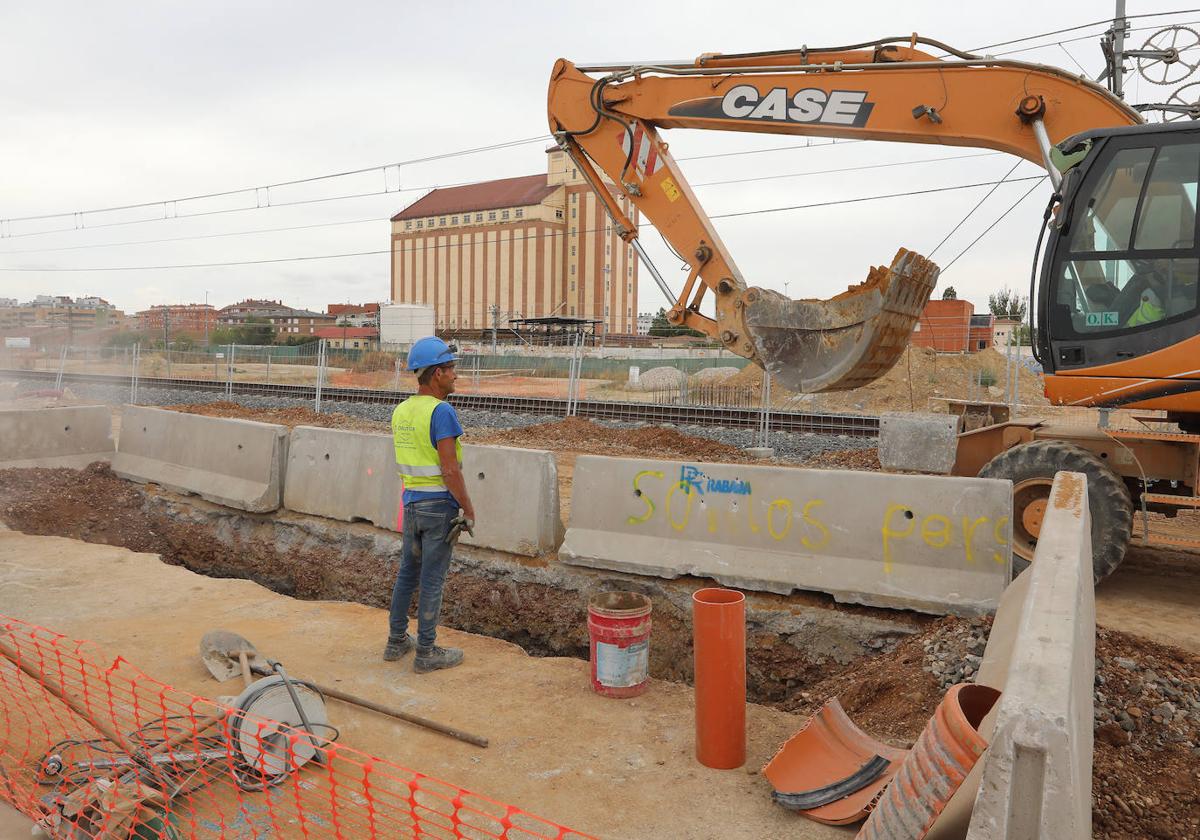 Una excavadora trabaja en la obra promovida por Adif, este martes en el Camino Viejo de Husillos.