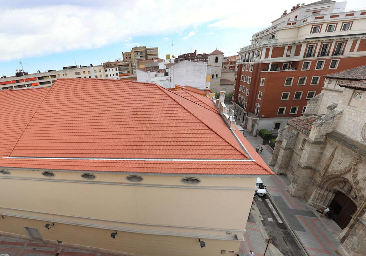 Nueva cubierta del Teatro Principal de Palencia, vista desde el Palacio Provincial, y al frente, Las Claras.