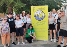 Representantes municipales y de la ONG Puentes.