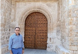 El alcalde junto a la recién restaurada puerta de Santa María.