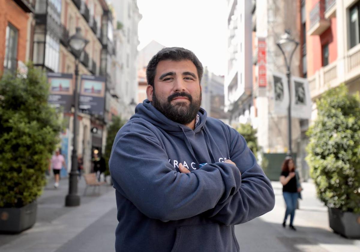Alberto Blanco posa en la calle Santiago.