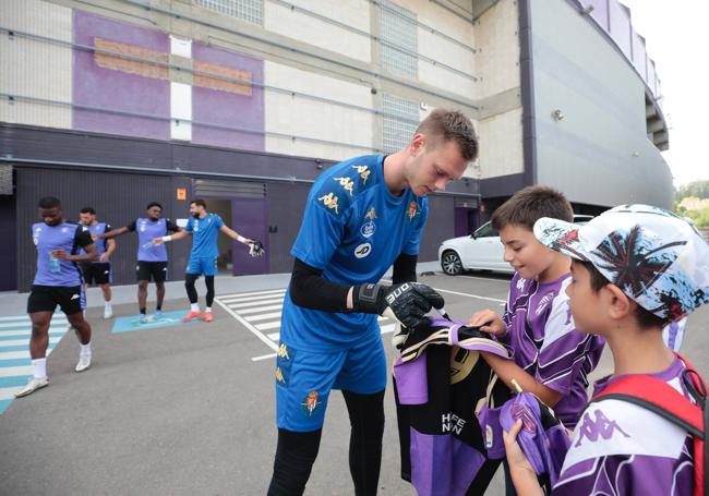 Hein firma sus primeros autógrafos como blanquivioleta.