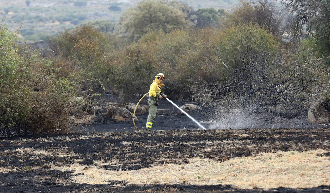 El control del incendio de Navas de San Antonio, en imágenes