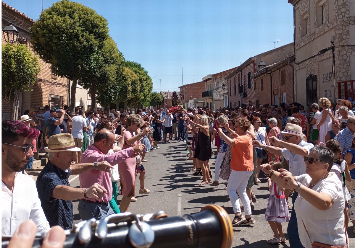 Los vecinos de Pollos bailando la jota en la procesión de San Roque al ritmo de los Hermanos Flores