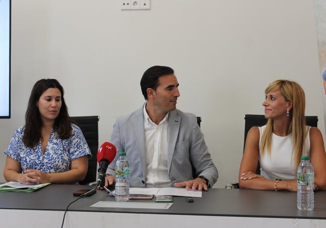 Nadia González, Guzmán Gómez y Samsara López durante la presentación