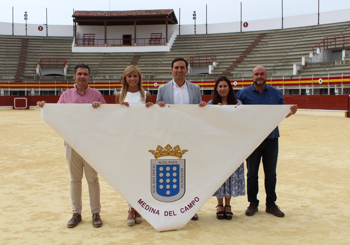 Miembros del equipo de gobierno junto a la pregonera de San Antolín 2024