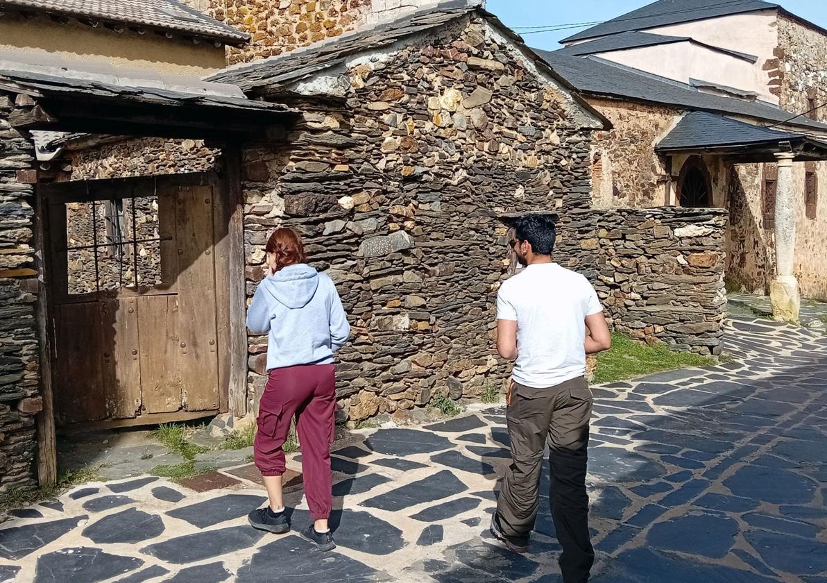 Visitantes se encaminan a una casa rural en El Muyo, en la provincia segoviana.