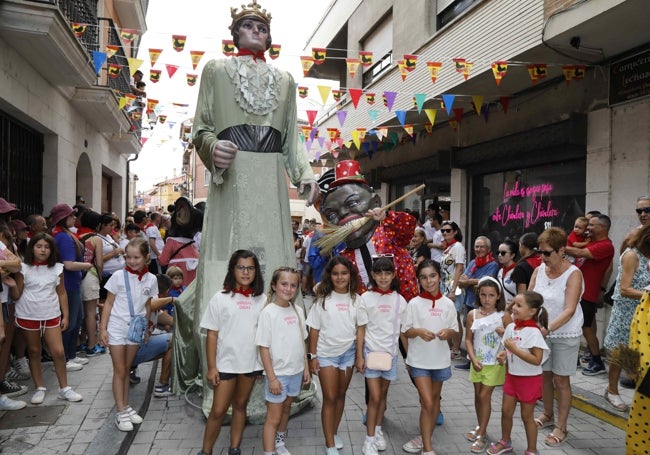 Desfile de gigantes y cabezudos.