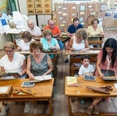 Viloria recrea una escuela de antaño con pupitres, libros, mapas y juegos donados por los vecinos