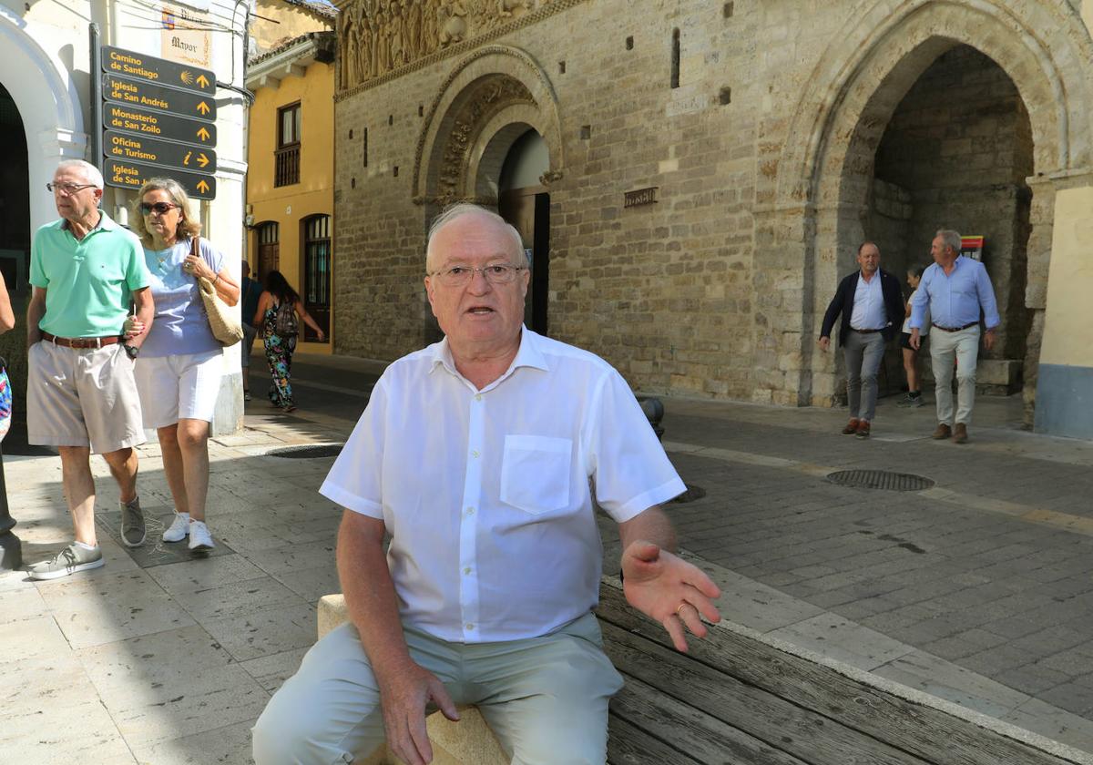 Perrino conversa junto a la iglesia de Santiago, en Carrión de los Condes.