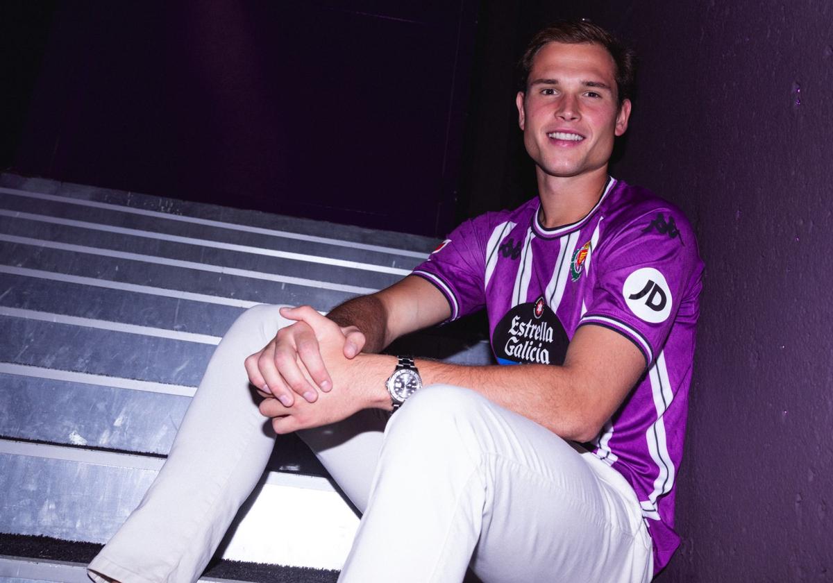 Latasa posa en las escaleras de acceso al césped del estadio Zorrilla.