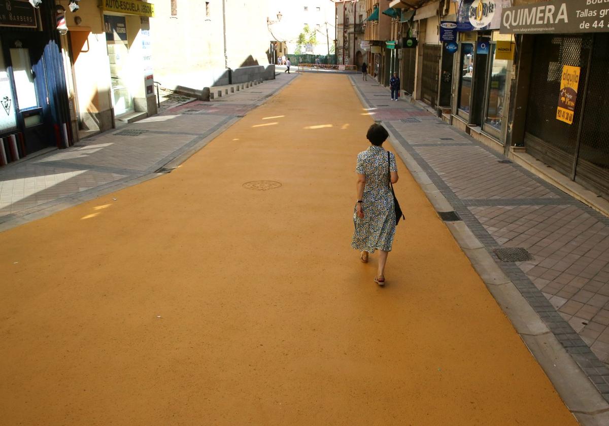 Una mujer pasea por la calzada central de la calle Blanca de Silos.